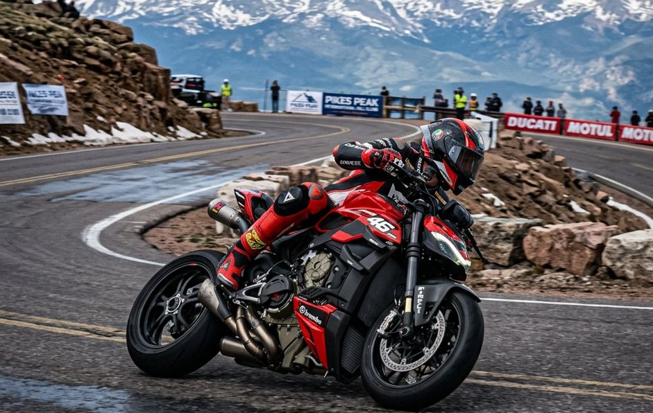 全面舗装されたパイクスピークで極限のリーン角を見せるハイパーネイキッド