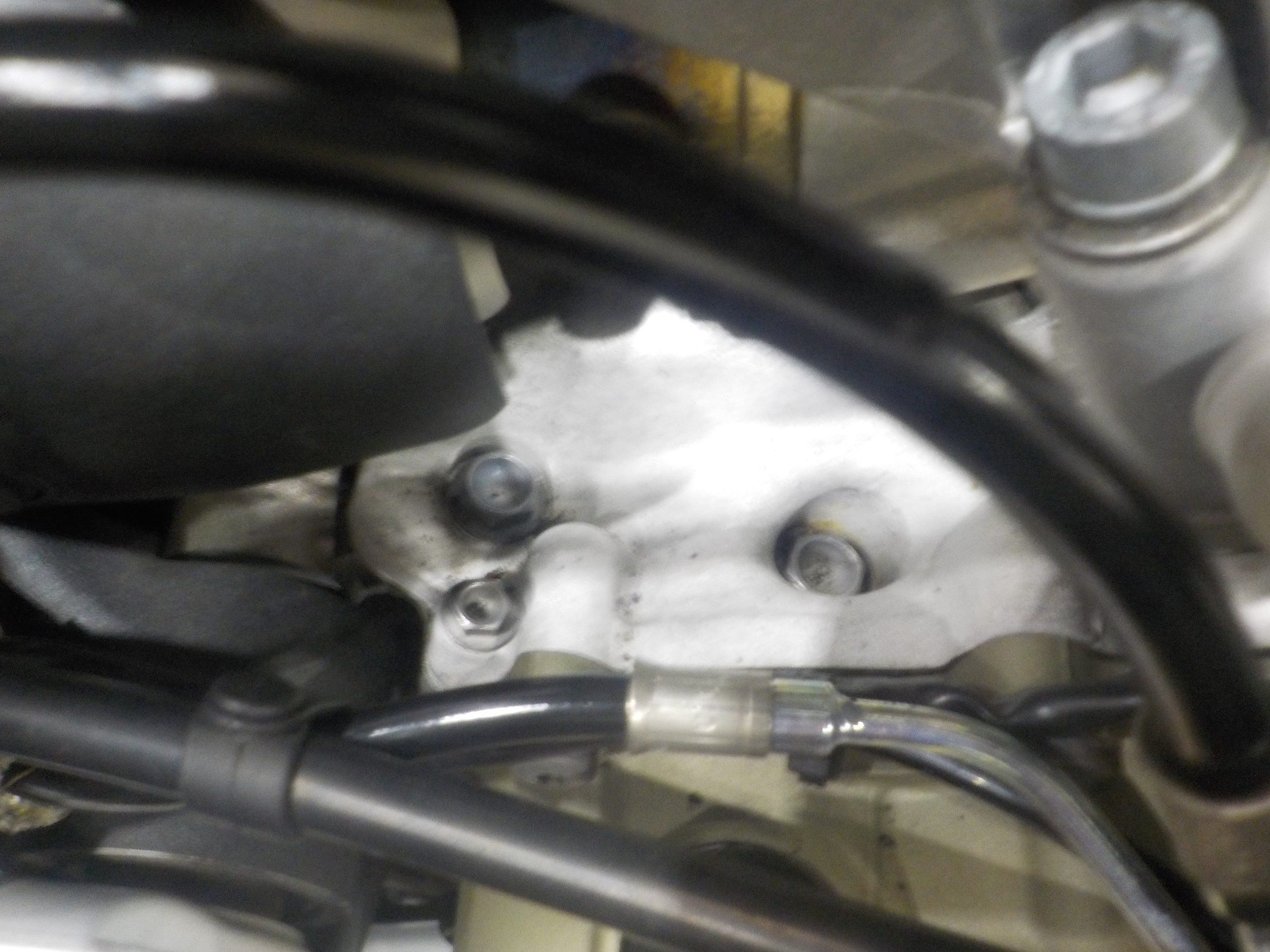 デスモセディチ・ストラダーレV4エンジン腰下の上部に見られる白錆び