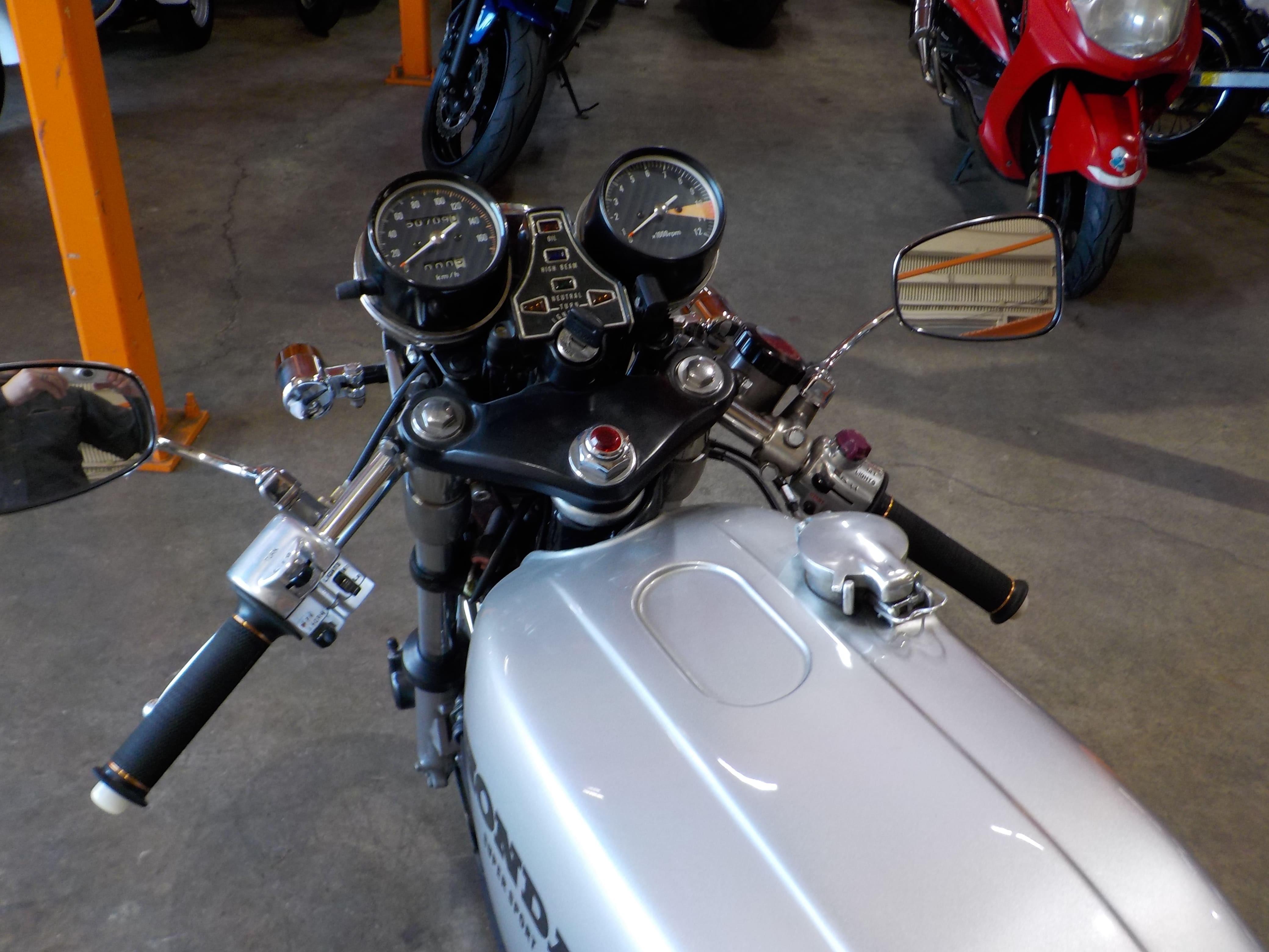 非純正色のオールペンは給油口付近に塗りムラありで内部にはきつめのサビ