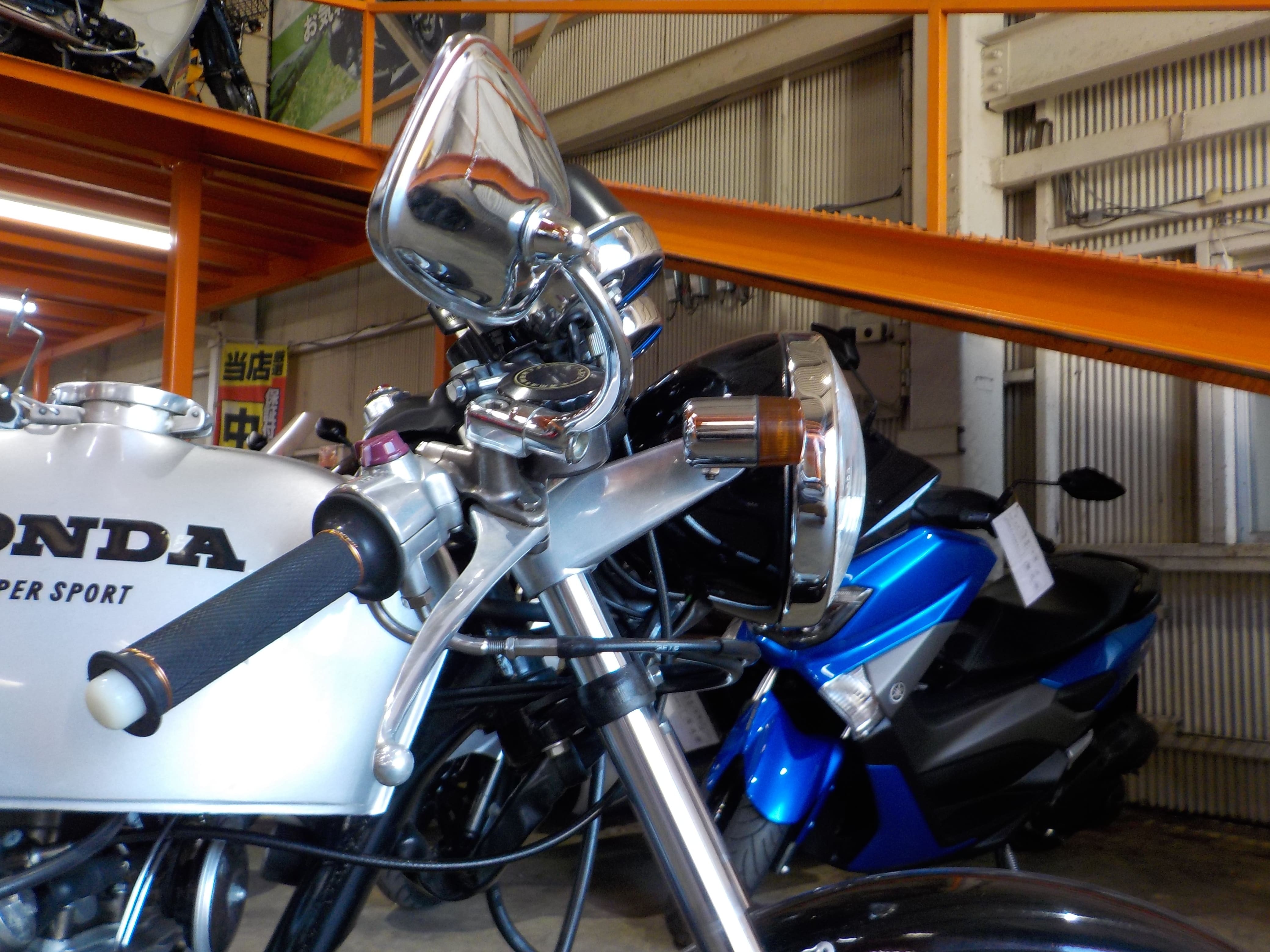 他車流用と思われるライトと社外ウインカーの保安部品