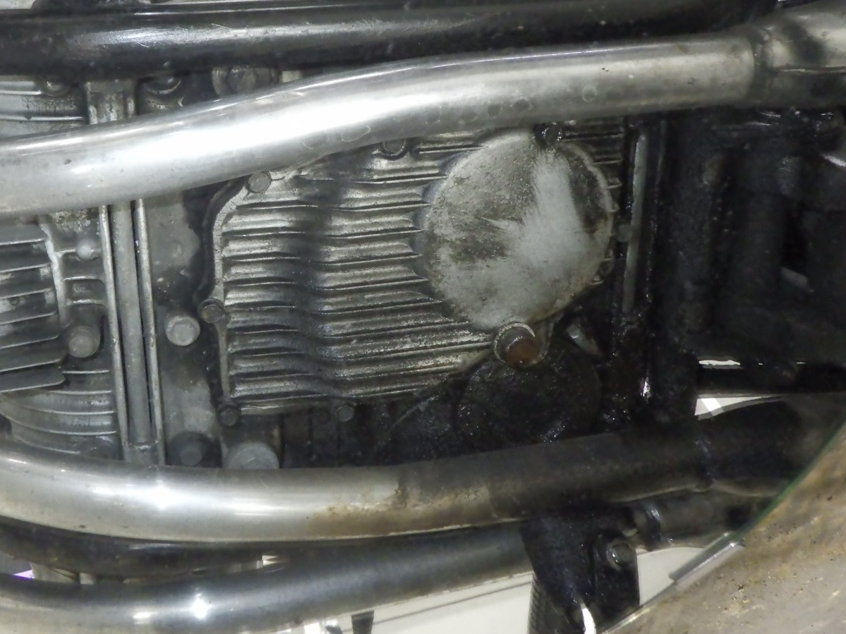 エンジン底部には、拭いきれなかったオイル漏れの痕跡がべったりついています