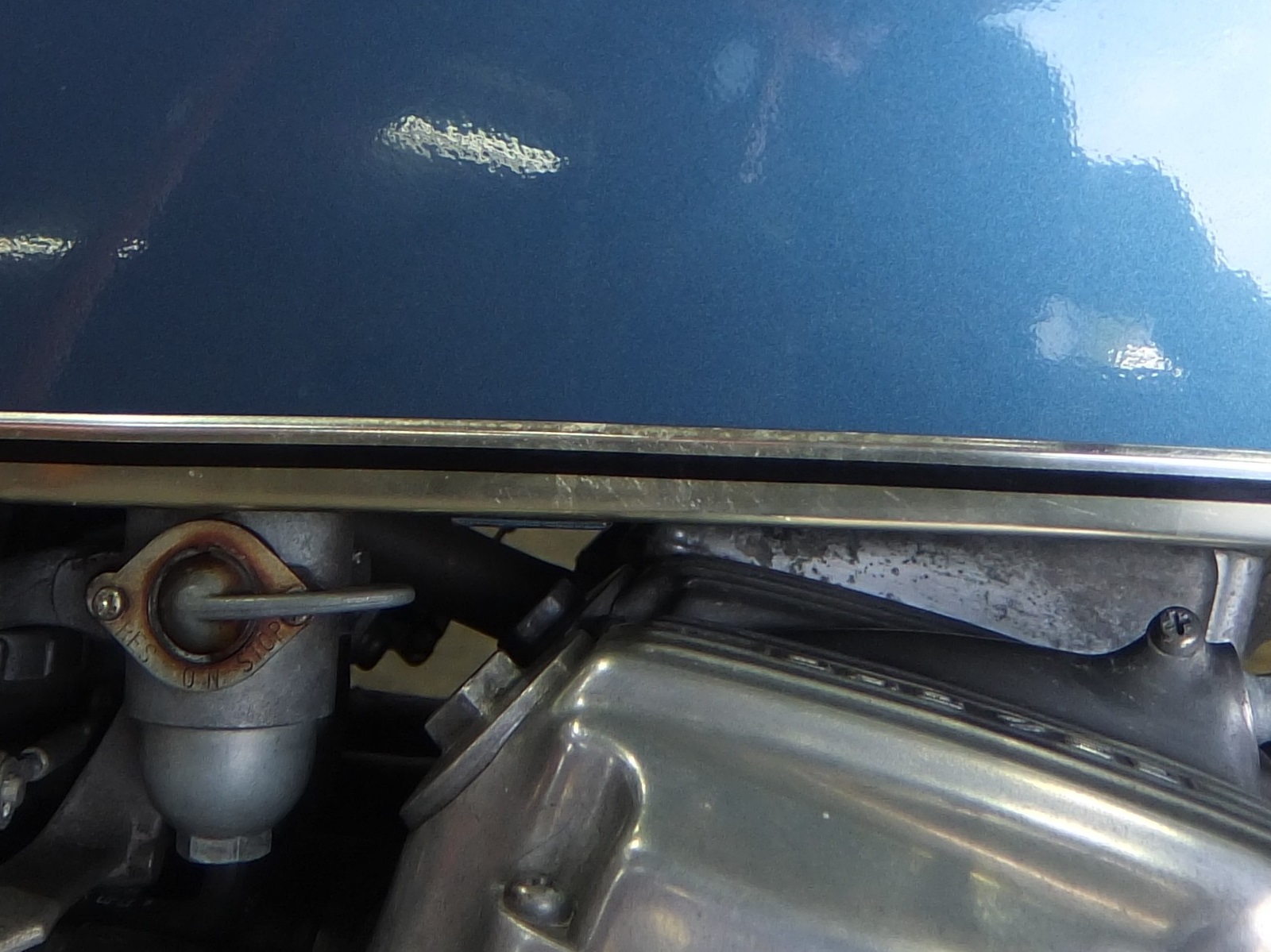 リザーブタンクレバーには錆び、エンジンヘッドカバーには塗装はげ。手の入りにくい箇所には大き目の劣化も