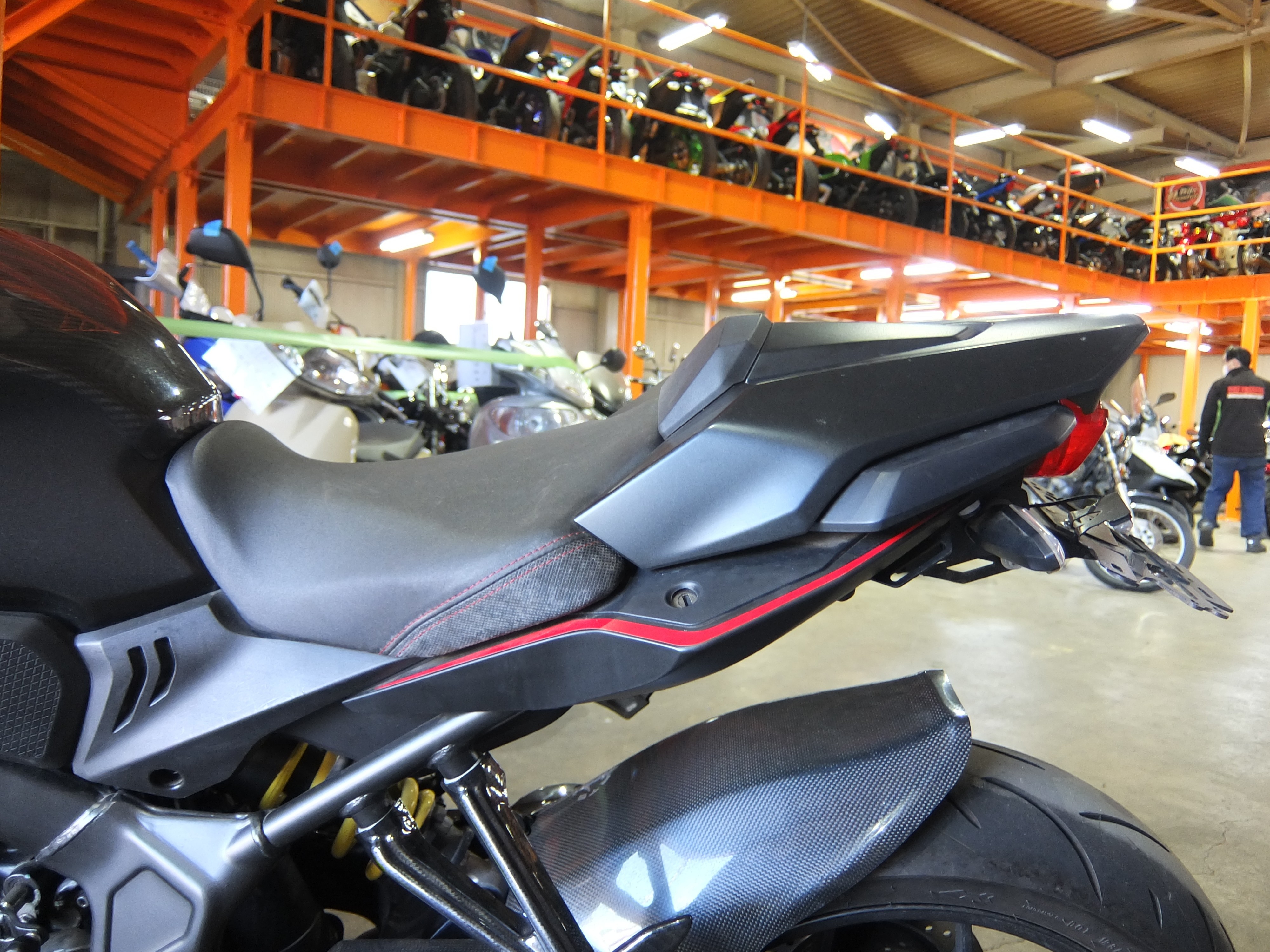 非常にくたびれた印象を与えるシート周り