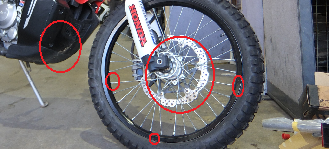 サビキズが目立つフロントホイールと交換時期が迫るブレーキディスク