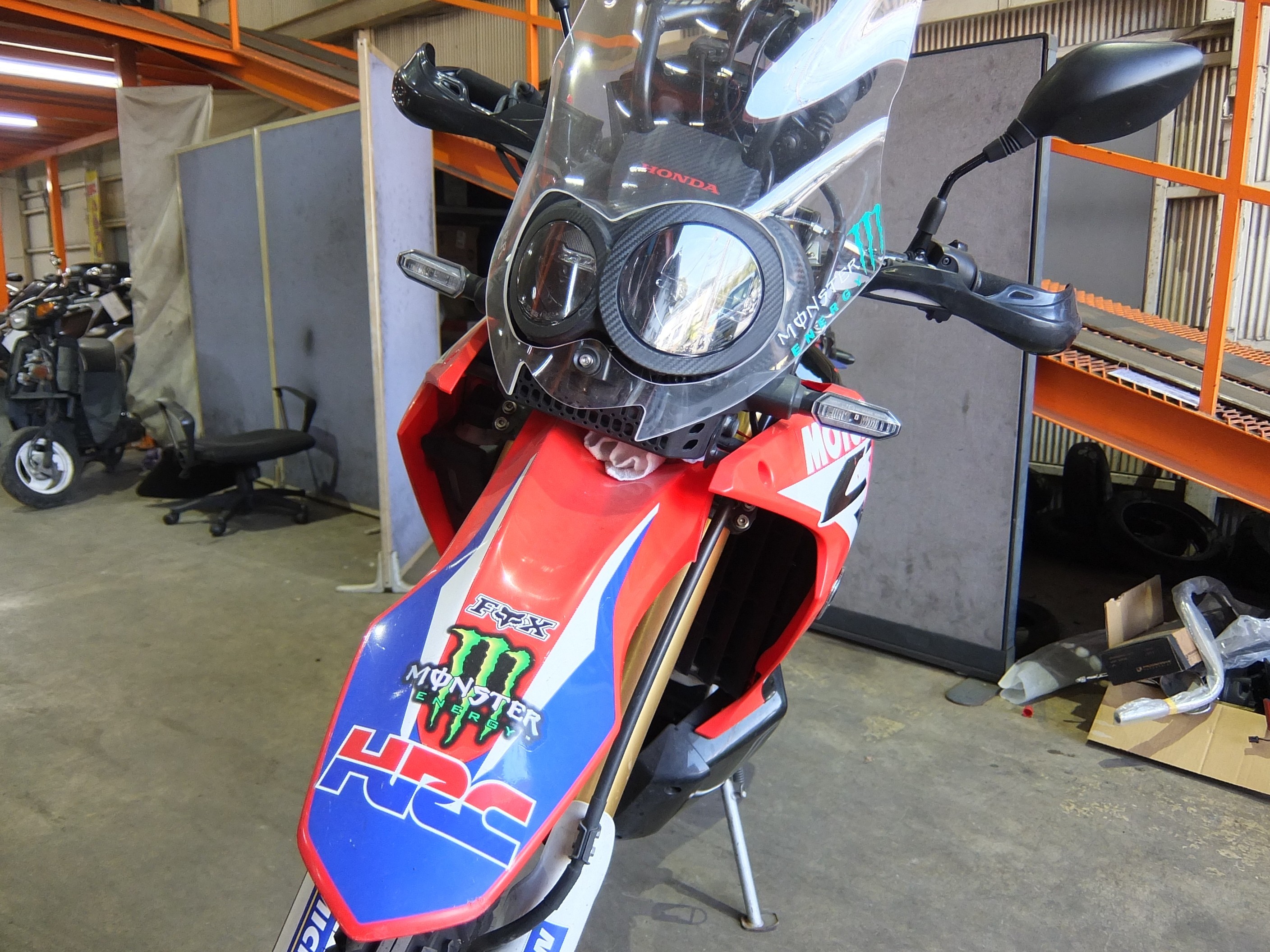 買取した2017年モデルCRF250 RALLY。林道ツーリングで乗り込まれ砂埃や飛び石によるキズ多数のウィンドスクリーン