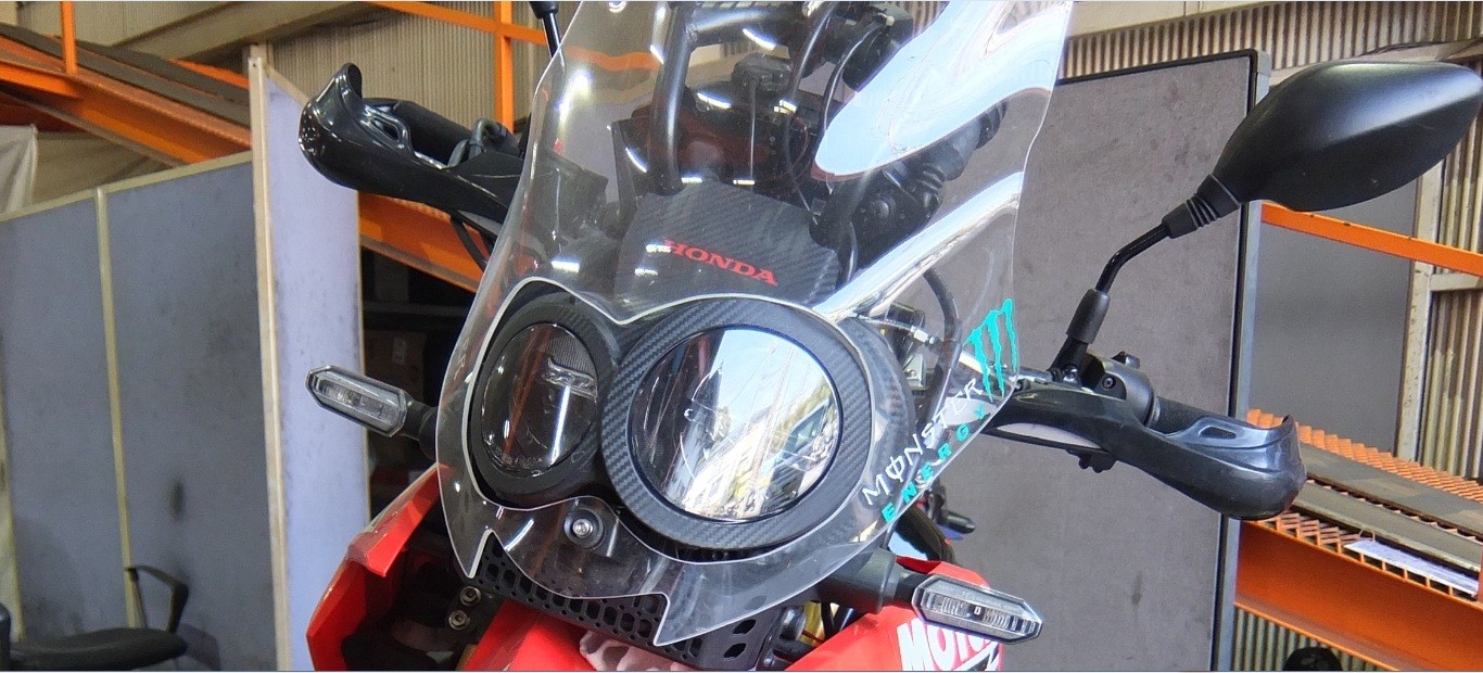 飛び石や砂埃による無数のキズが目立つ正面部