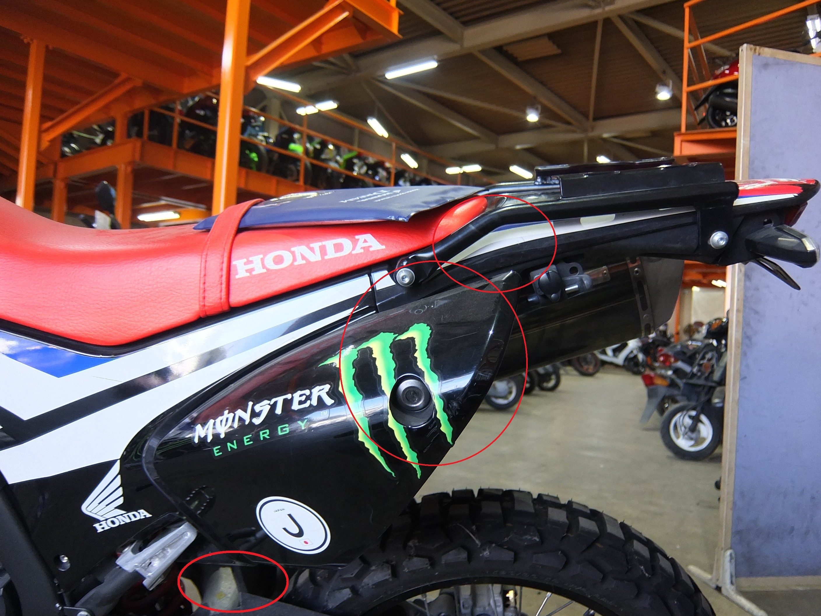 荷掛けロープによる傷みが目立つリアキャリア周辺と茶サビの生じたスイングアーム