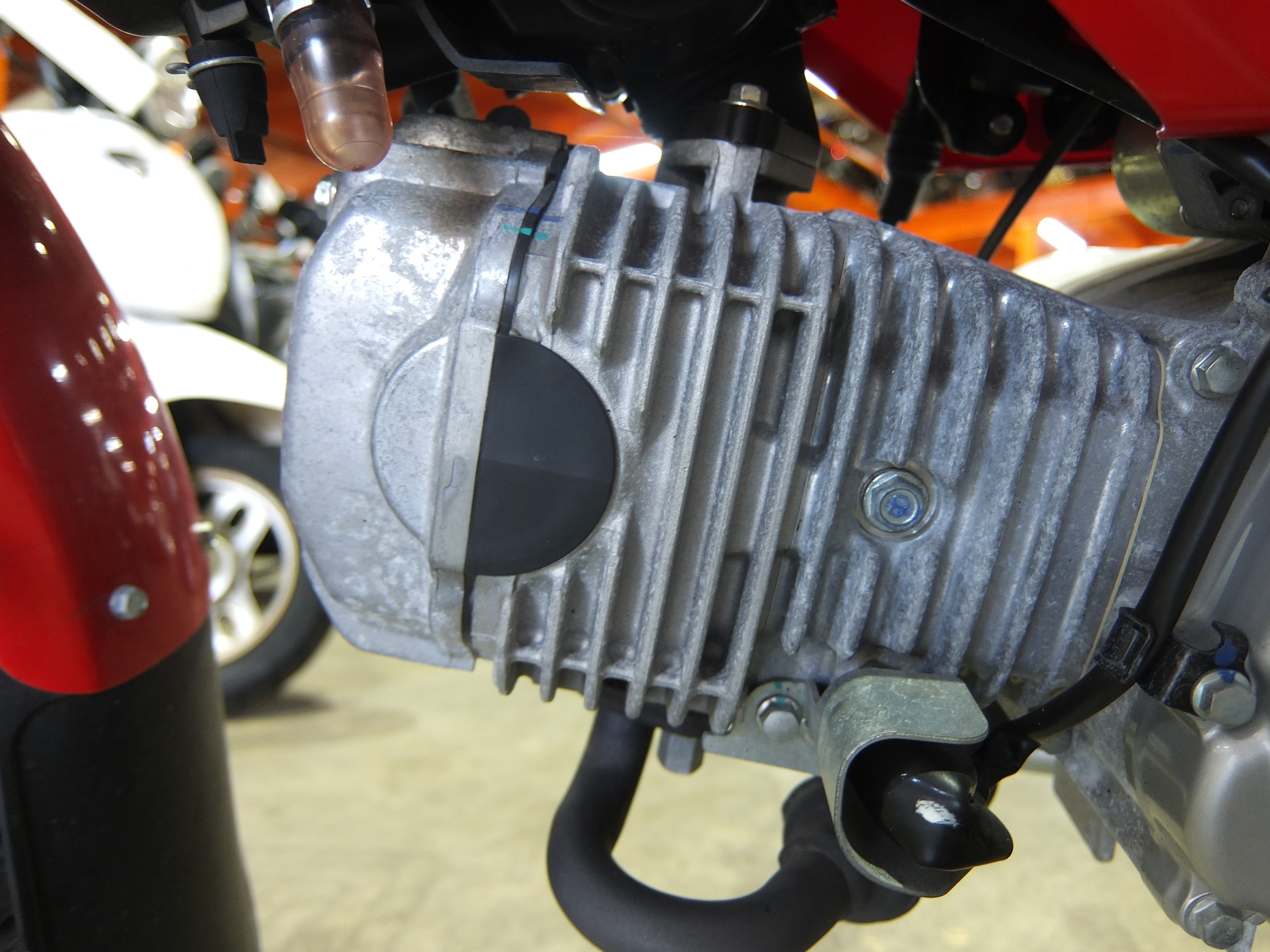 バイクカバー内部に篭る湿気が原因でエンジン全域に生じた白サビ