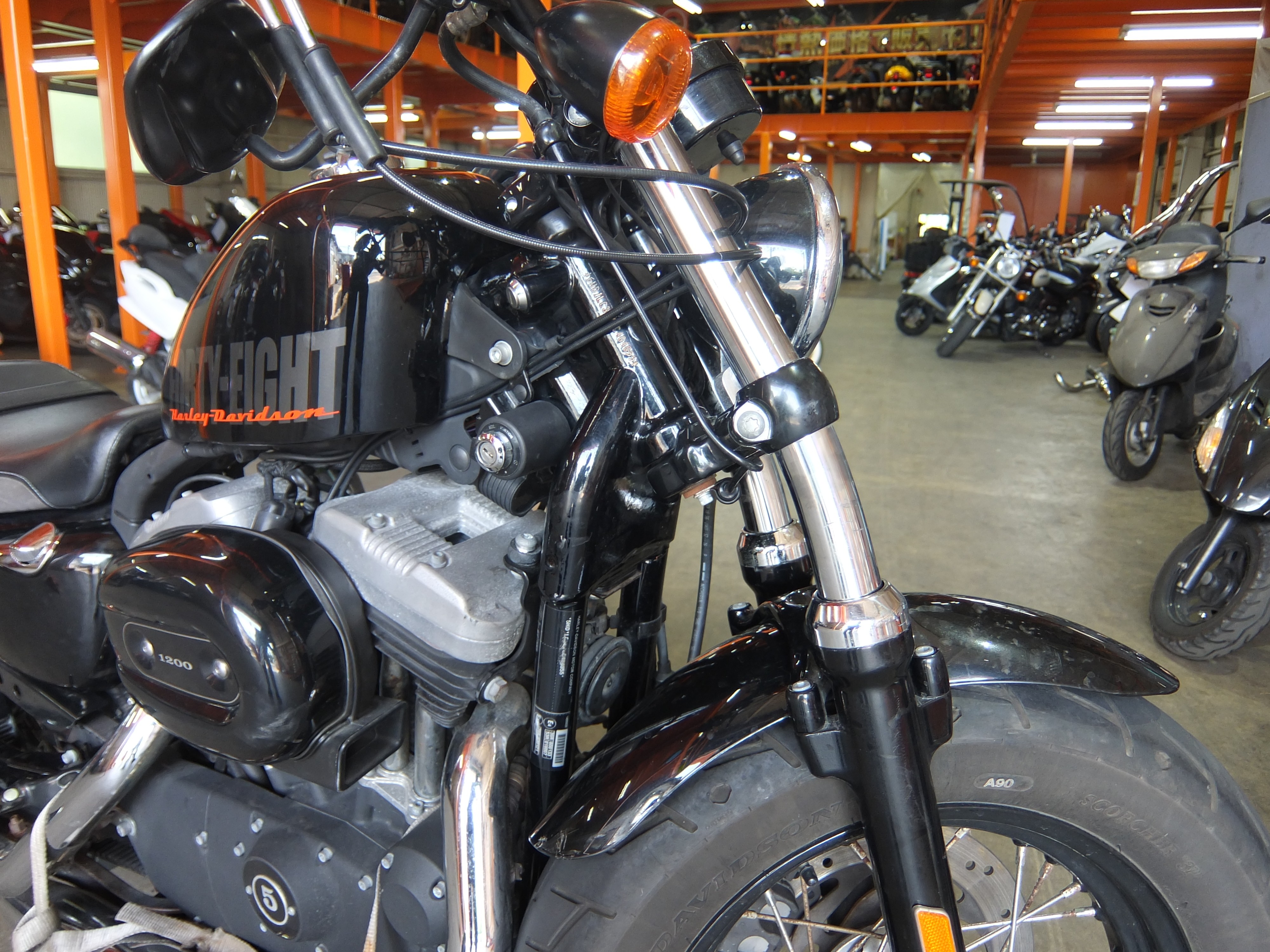 フロントフォークが大きく曲がっているXL1200Xフォーティーエイト