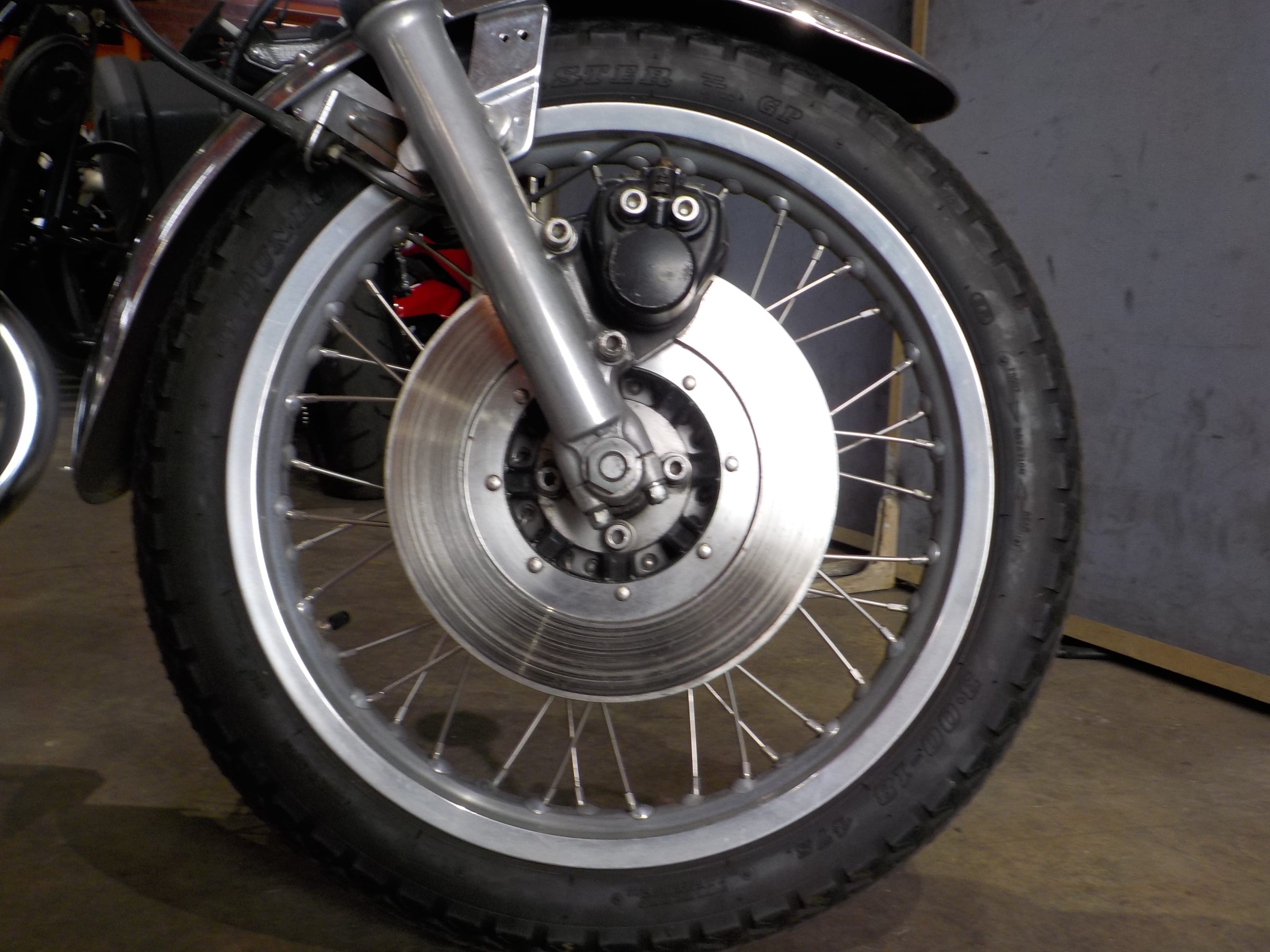 メーカー不明ホイール装着も状態良好なフロント周り