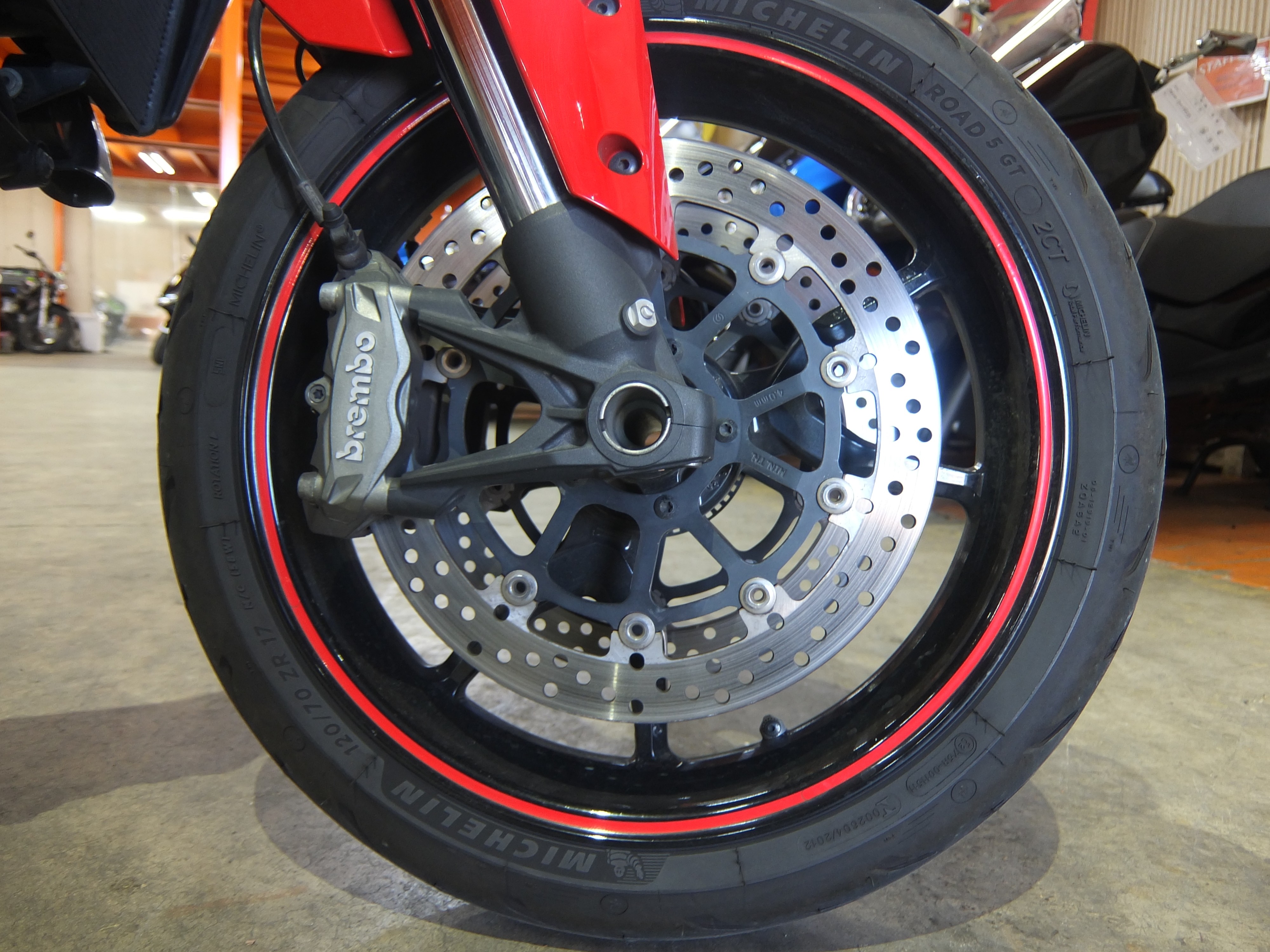 brembo製キャリパーなど8年前の車体としては比較的綺麗な足回り