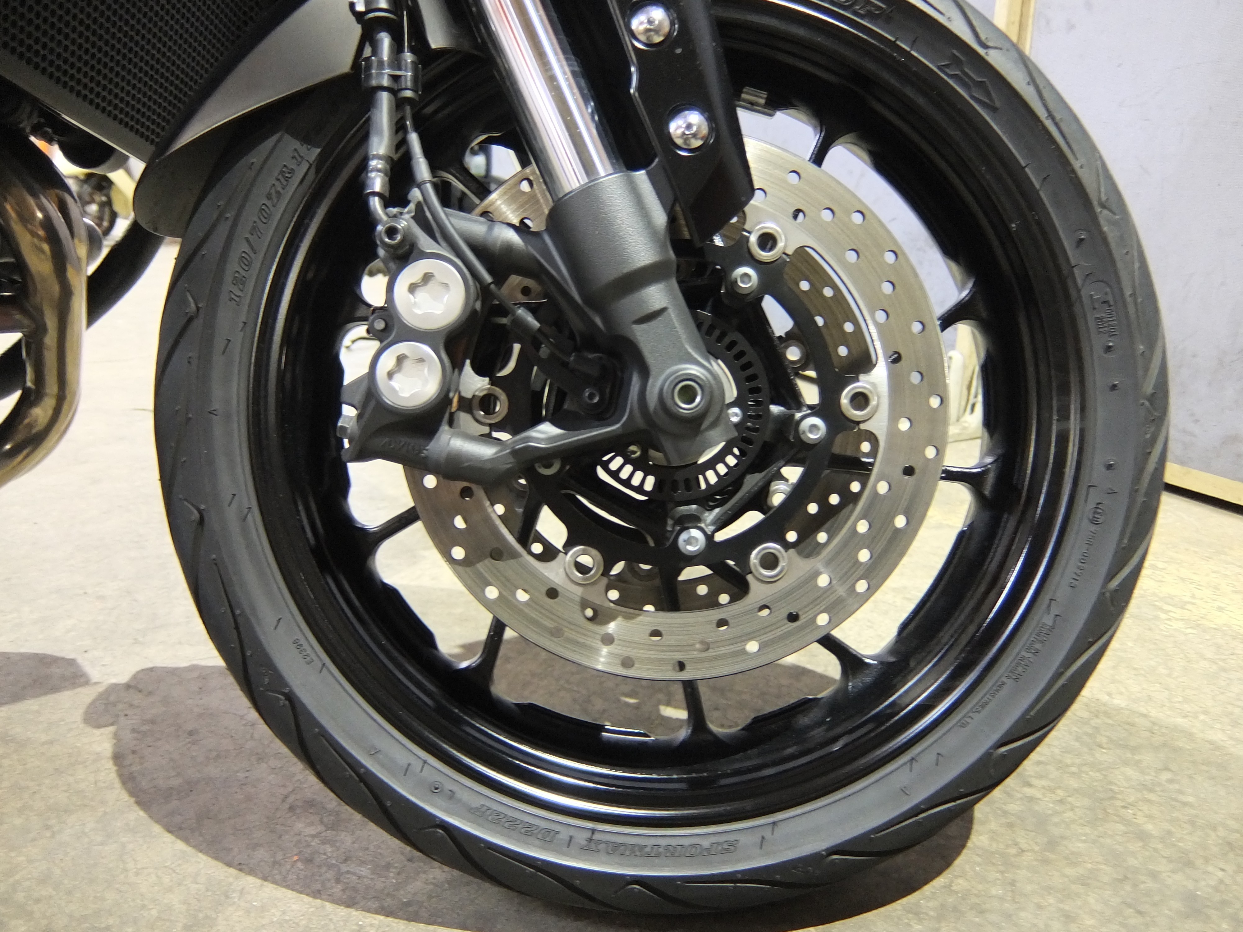 若干の磨耗とサビが見られる前後ブレーキディスクが減点対象に