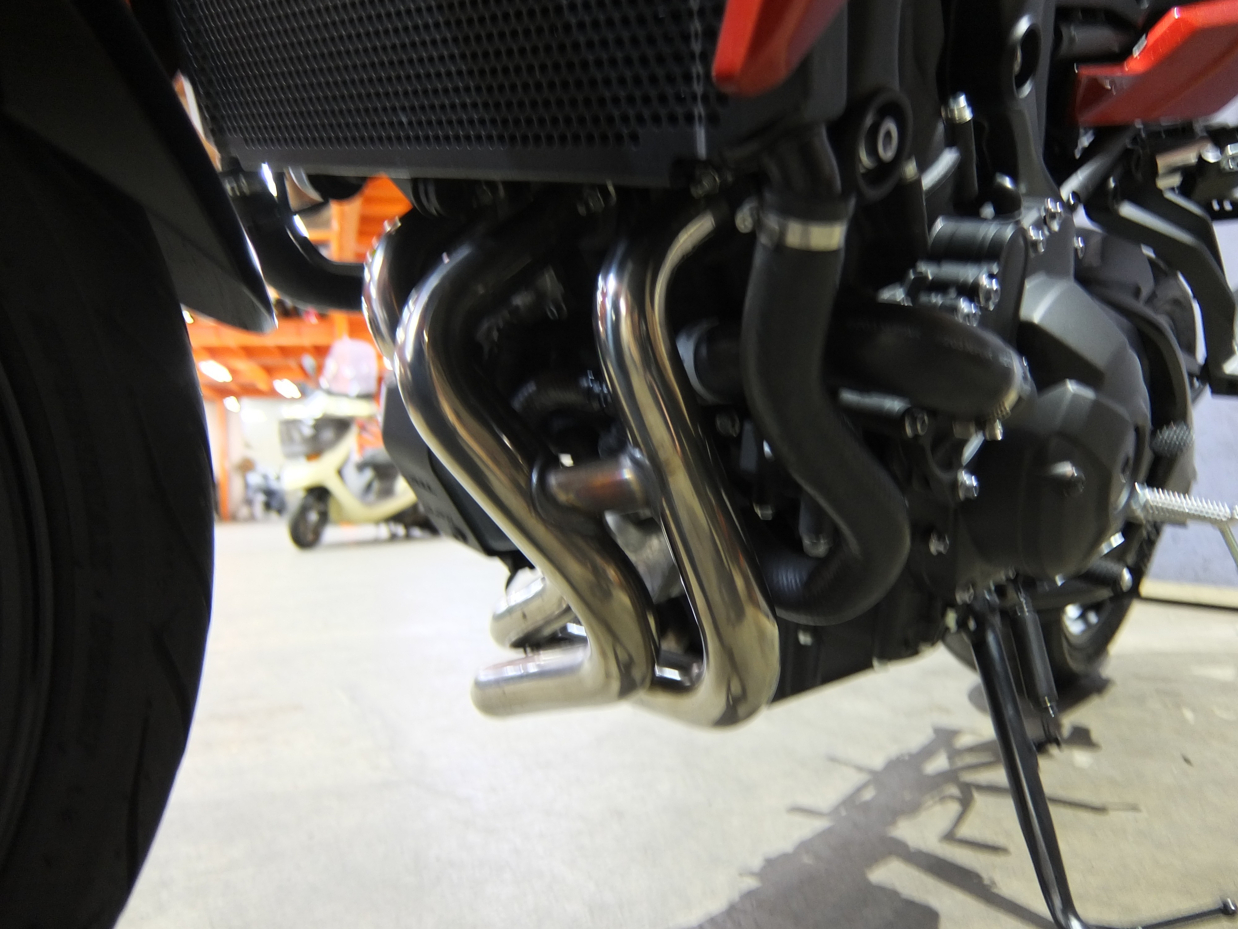 手脂によるものと思われる部分焼けとわずかなサビが生じているエキパイ部