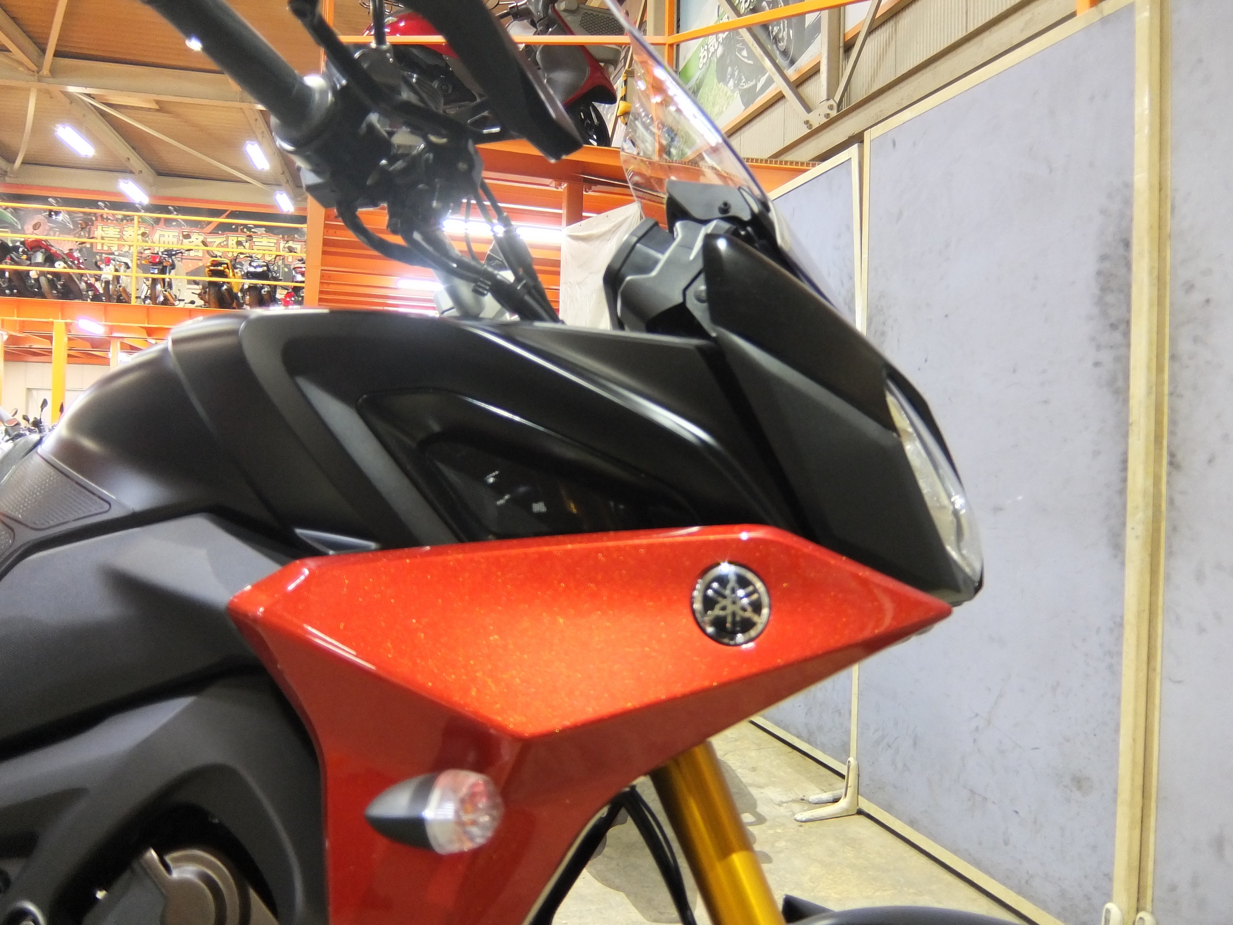 綺麗に除去された車名デカールは減点なし