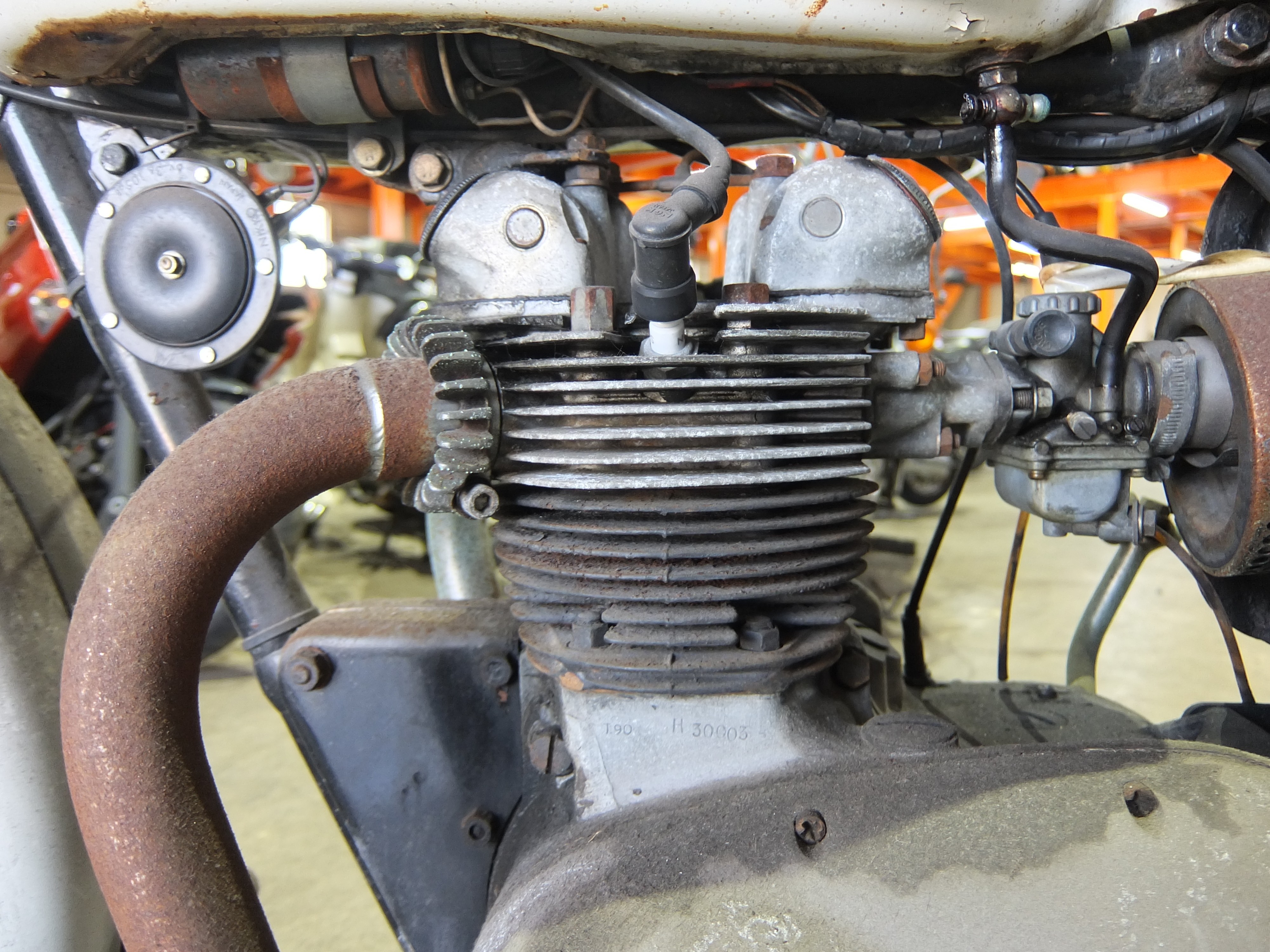 買取したスクラップ不動車の1964年型タイガー90(T90)。オイル漏れがあり内部ピストンが固着しているバーチカルツインエンジン