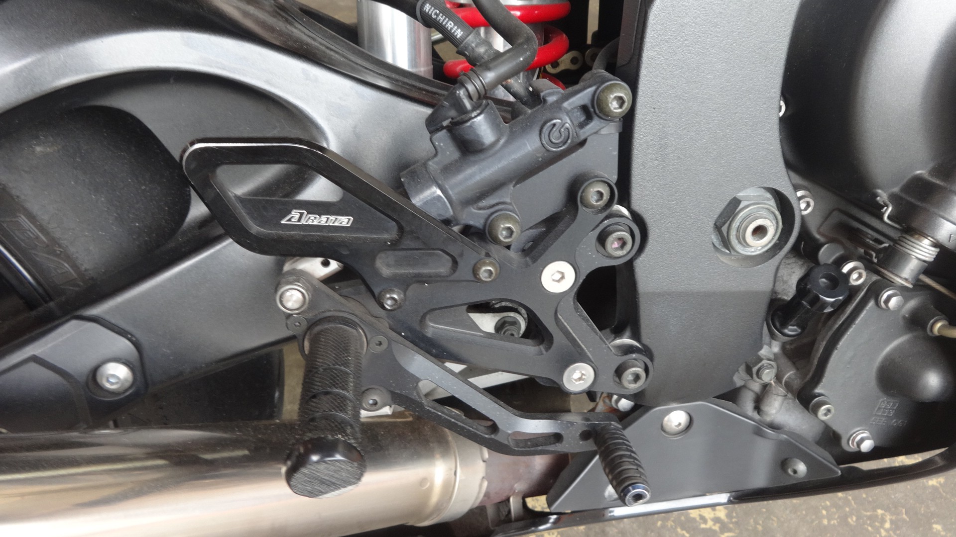 使用感強めながら中古パーツとして再販売可能なレベルにあるARATA製バックステップ