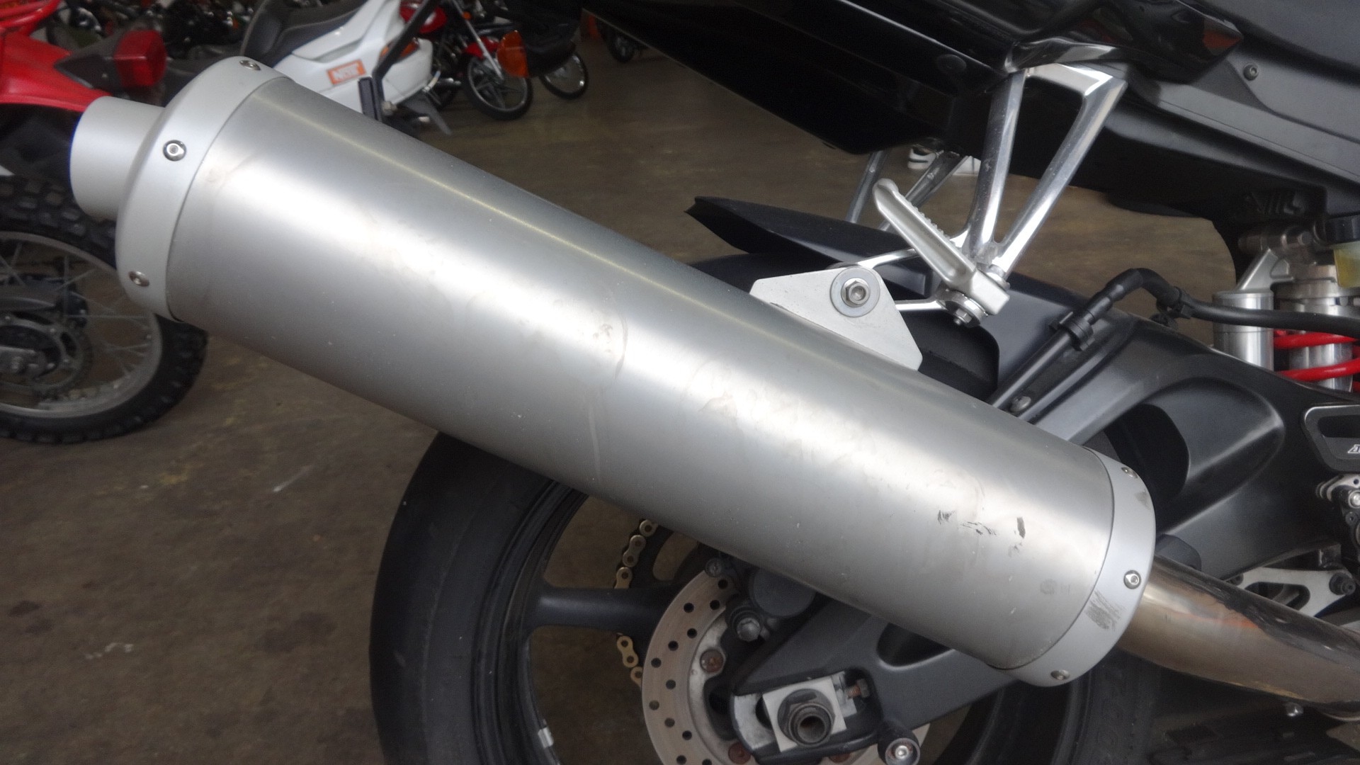 多少のキズ・凹み確認できるも再利用可能な純正マフラー