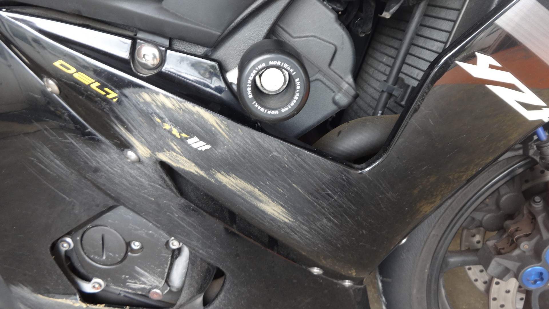 事故以前にも複数回の転倒があったことを物語る車体右側のキズ。エンジンもキズからサビが発生し始めている状態