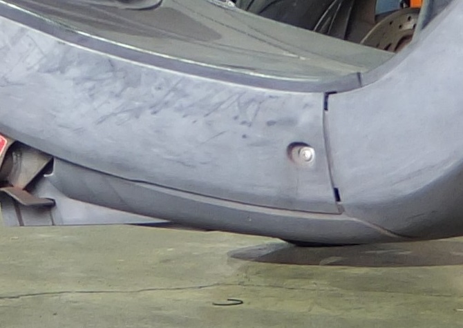 買取した難有のアクシストリート。サイドモールはズレて嵌っています