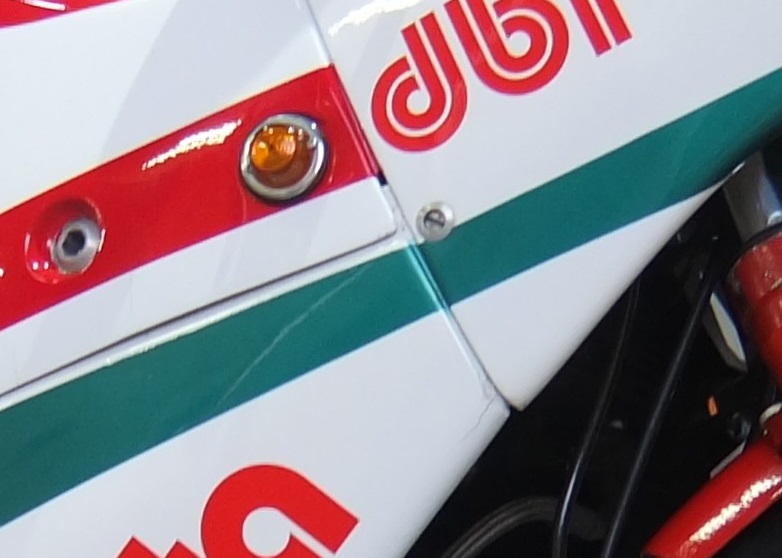 db1ロゴの下、グリーンラインの外装に入っている線傷がマイナス査定に