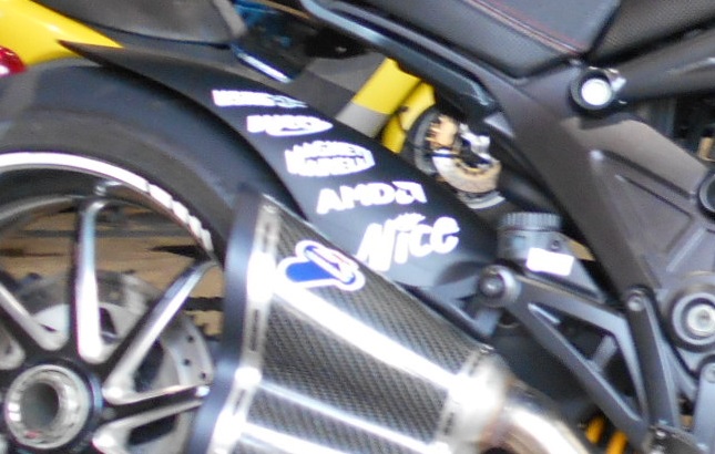 査定の評価を少し下げた多数のステッカー