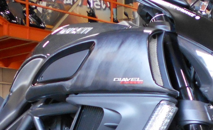 買取したディアベルカーボン。気になるタンクのくすみ