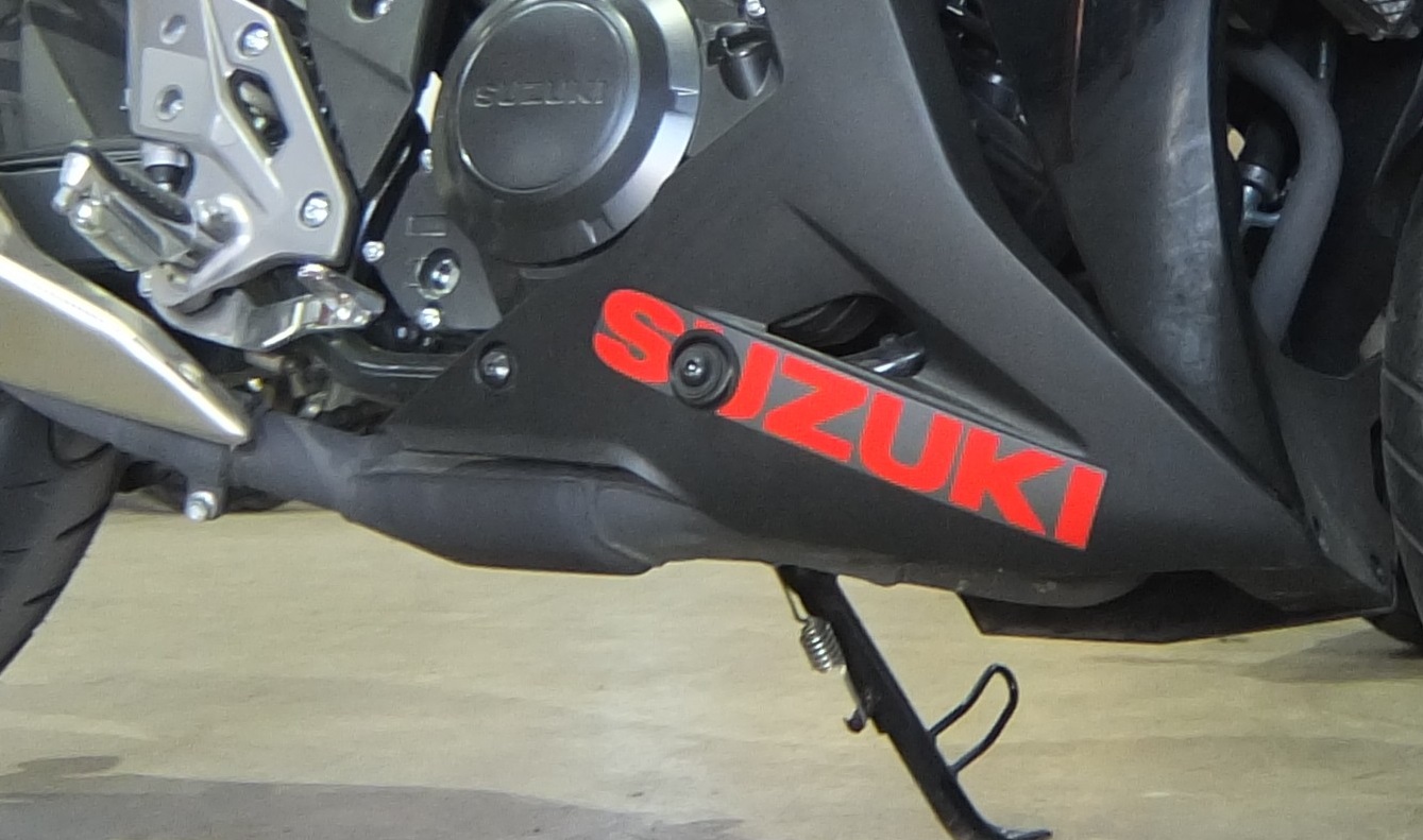 エキパイに軽い色褪せや錆が見られます