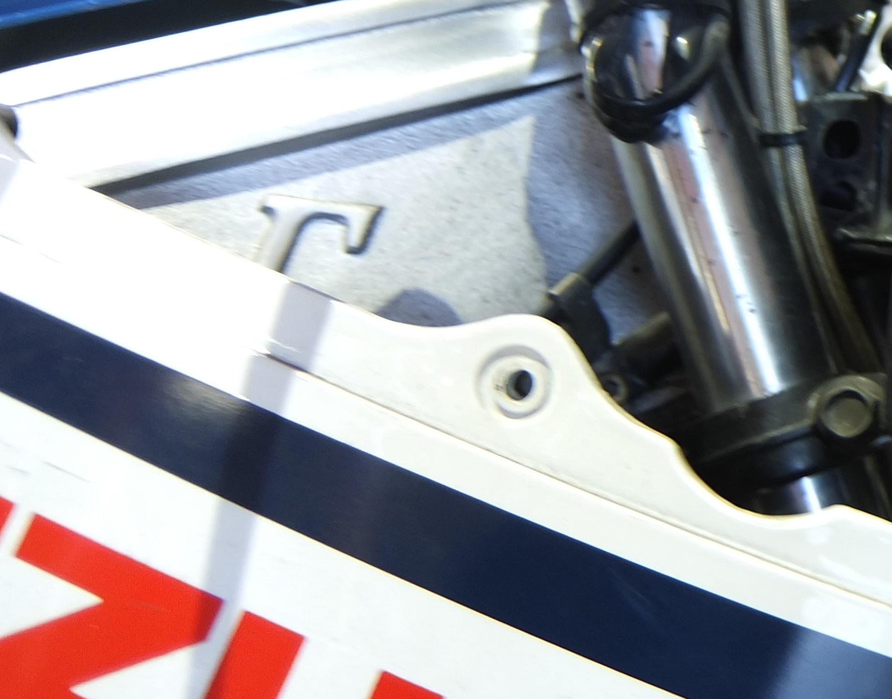 ネック付近にΓの刻印があるRG400ガンマのアルミフレーム