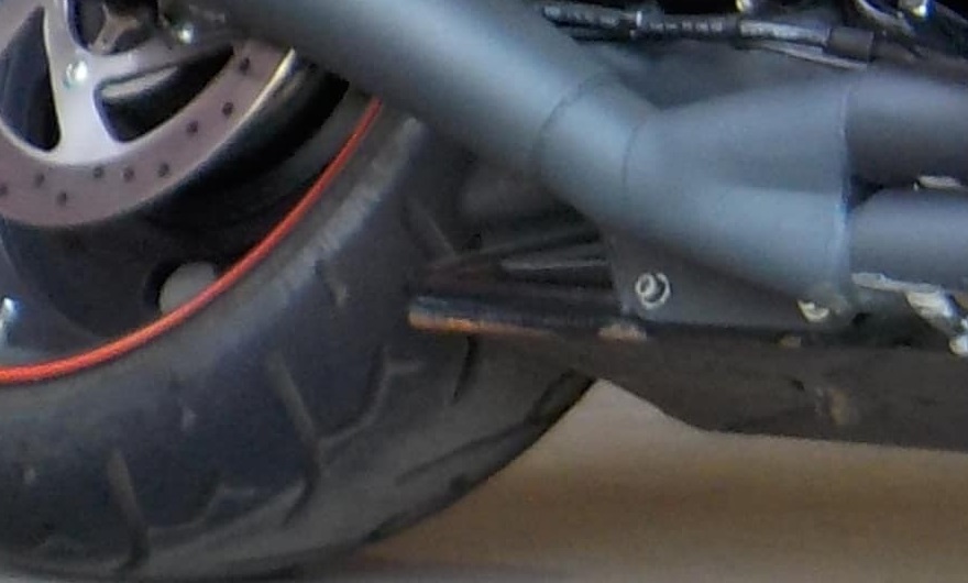 車体右側のダウンティーブの錆と削れ傷