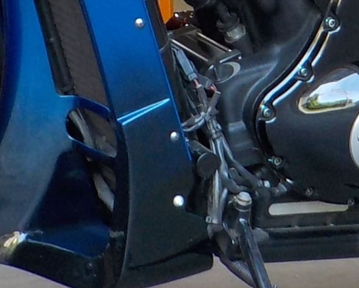 社外ジェネレーターカバーに収まらず剥き出しとなっているケーブルは加工の処理が甘く要ケアの状態