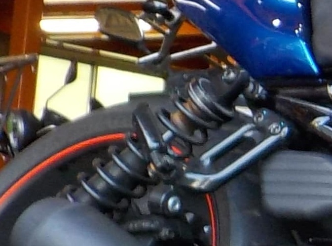 リアショックのコイルスプリング内側に見られるやや強い錆