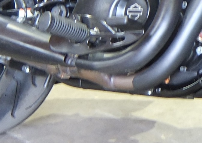 カバーで覆われていない素のエキパイには目立つ錆が浮いています