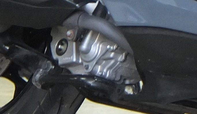 クランクケースに白錆びの出始めが散見され、マフラーの取付ボルトに錆が認められます