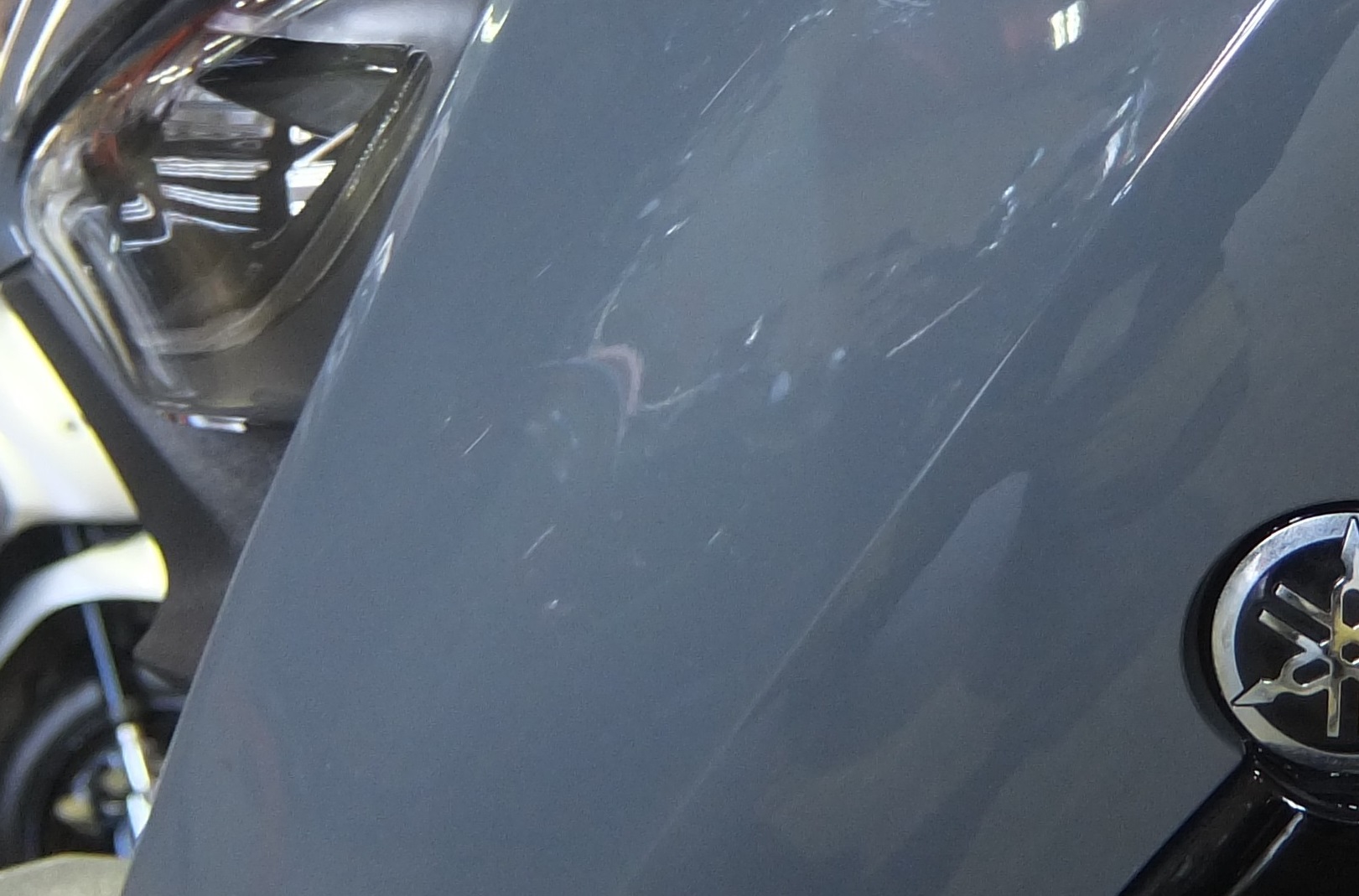 フロントカウルに認められた線傷が細かなマイナス査定に
