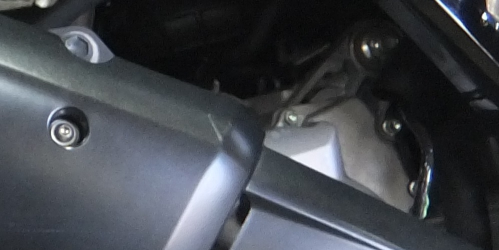 マフラーカバーに凹みや傷が有ります