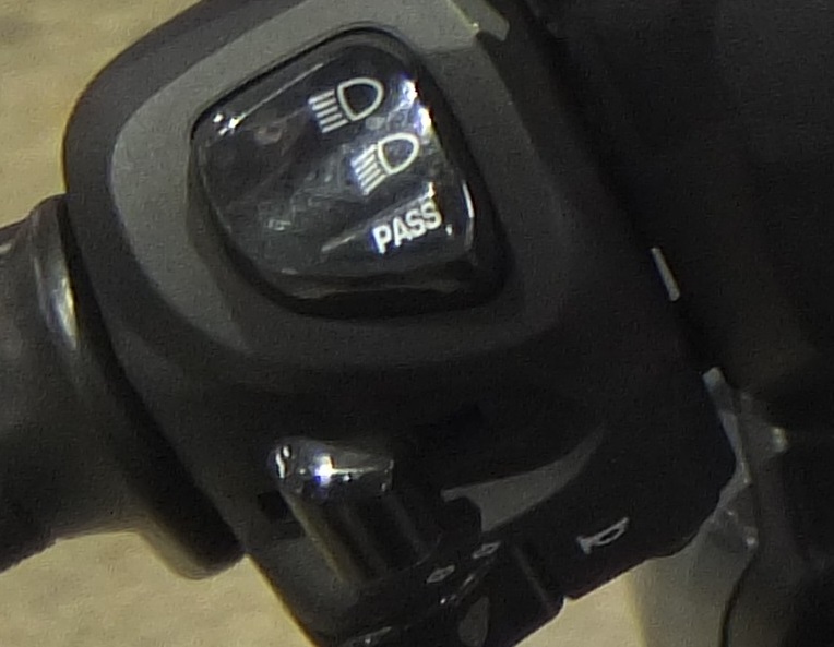 傷が多く使用感が強めの左側スイッチボックス