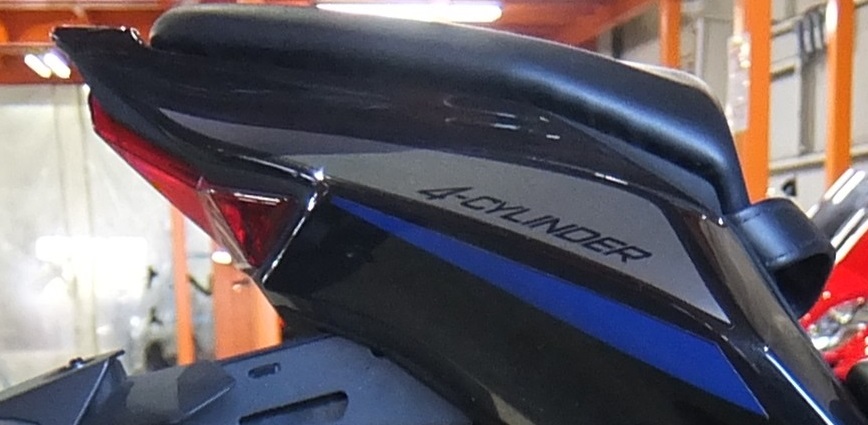 「4-CYLINDER」の印字が入ったシートカウルのデカールは海外仕様ZX-25Rの特徴