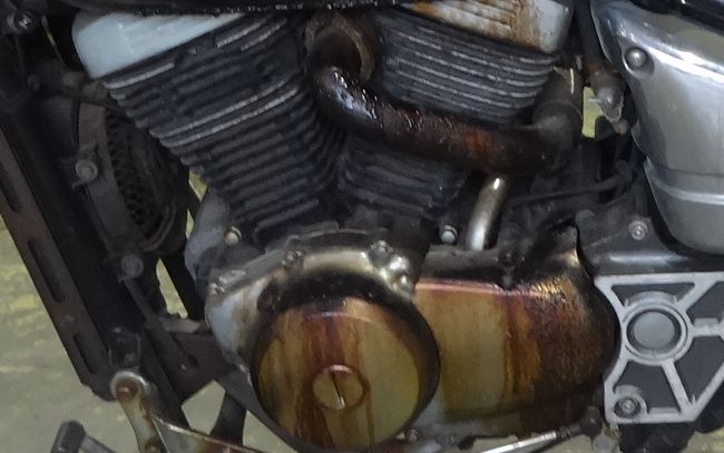 エンジンからのオイル漏れの原因と対処法 バイクトラブル豆知識