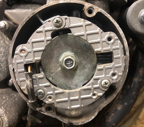 クランクケース内にあるピックアップコイルの位置