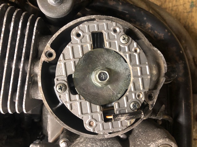 クランクケース内にあるピックアップコイルの位置