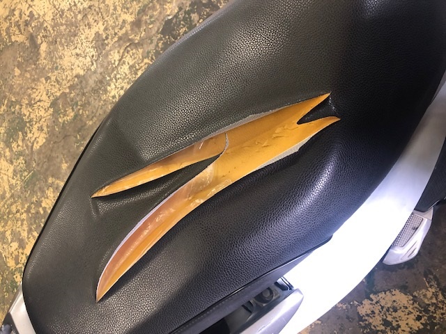 カッター等の悪戯で破れたオートバイのシートカバー