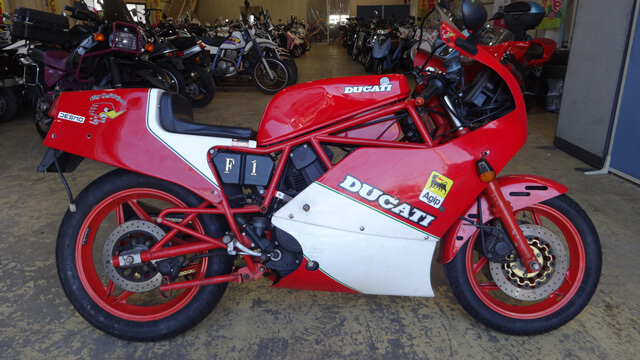 独特なカラーリングがイタリア車らしい車体