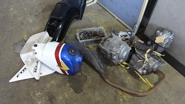 取り外されてバラバラのエンジン部分