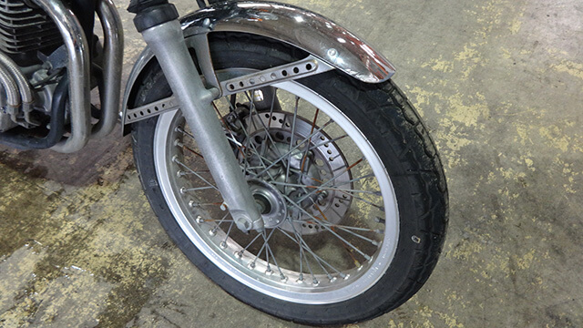 劣化気味のフロントタイヤ