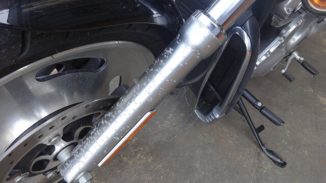 フロントフォークに白サビ