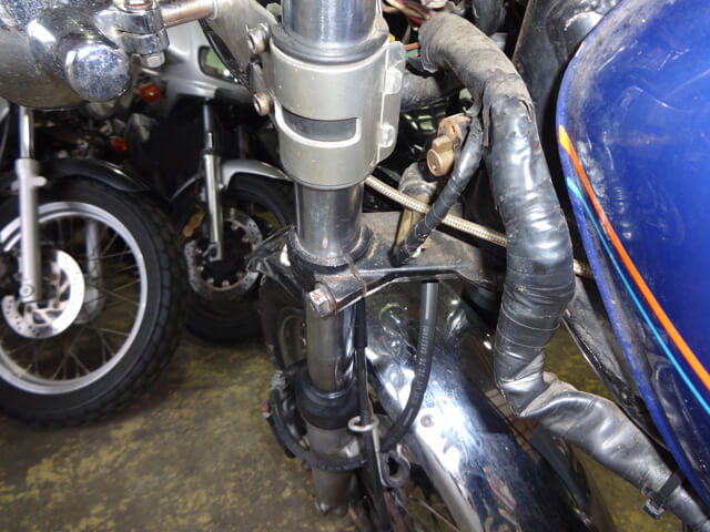 少々ねじれありのフロントフォーク