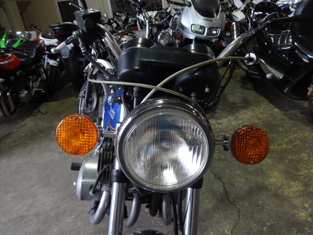 社外のヘッドライトが付いています