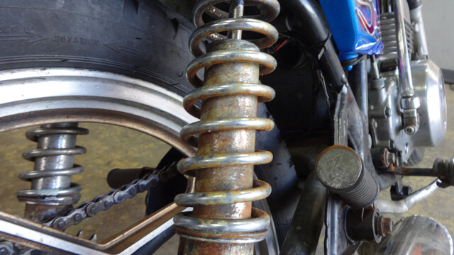 サビが目立つサスペンション