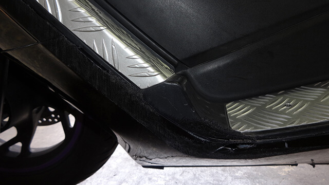 ステップ部分にキズ