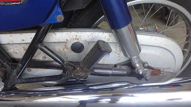 錆が目立つチェーンカバー